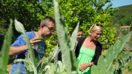 Partager un repas ou les fruits de sont jardin, voilà des initiatives pour créer du lien dont nous parle la journaliste Valérie Heurtel sur le plateau du 13 Heures. (FRANCE 2)