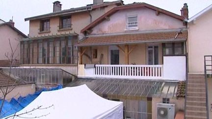 Deux b&eacute;b&eacute;s ont &eacute;t&eacute; retrouv&eacute;s congel&eacute;s au domicile d'une femme d'une trentaine d'ann&eacute;e &agrave; Amb&eacute;rieu-en-Bugey (Ain), le 24 mars 2013. (FRANCETV INFO / FRANCE 3 RHÔNE-ALPES)