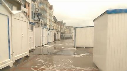 Un coefficient élevé doublé d'une forte houle ont fait souffrir les cabines de plage du Nord. Ces grandes marées spectaculaires ont attiré de nombreux curieux. (CAPTURE D'ÉCRAN FRANCE 3)