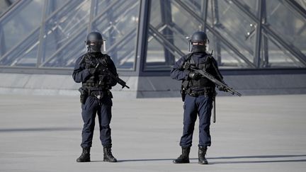 Des policiers devant le musée du Louvre, le 3 février 2017. (CHRISTIAN HARTMANN / REUTERS)