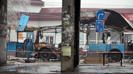 Le trolleybus d&eacute;truit par l'attentat &agrave; Volgograd (Russie), le 30 d&eacute;cembre 2013. (STR / AFP)