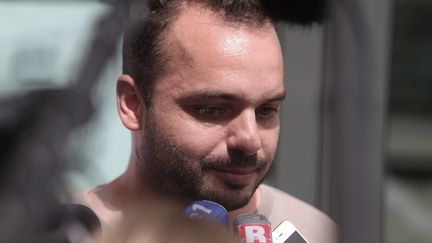 Fran&ccedil;ois Lambert, le neveu de Vincent Lambert, le 23 juillet 2015 devant le CHU de Reims&nbsp;(Marne), o&ugrave; son oncle est hospitalis&eacute; dans un &eacute;tat v&eacute;g&eacute;tatif. (FRANCOIS NASCIMBENI / AFP)