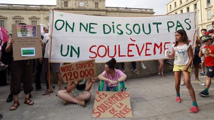 Des soutiens des Soulèvements de la Terre réunis devant la préfecture de Montpellier le 21 juin 2023. (GUILLAUME HORCAJUELO / EPA)