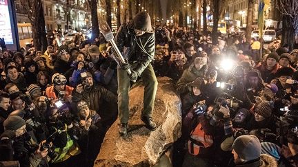 Décembre 2013 à Kiev. Ambiance différente puisque là les manifestants détruisent une statue de Lénine. Dans la foule de nombreux partisans de l'extrême droite ukrainienne. (ANDREY STENIN/AFP)