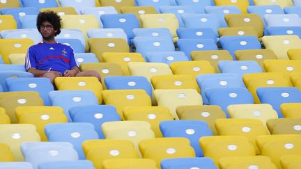 Certains supporters Fran&ccedil;ais pr&eacute;sents dans le stade du Maracana restent clou&eacute;s sur leur chaise, scotch&eacute;s par l'&eacute;limination de la France. (DARREN STAPLES / REUTERS)