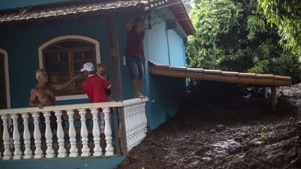 Des habitants de la communauté de Parque da Cachoeira examinent les dégâts dans la zone touchée par l"effondrement d'un barrage minier, près de&nbsp; Brumadinho, dans l'État de Minas Gerias, au sud-est du Brésil, le 26 janvier 2019. (MAURO PIMENTEL / AFP)