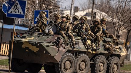 Des soldats ukrainiens sont assis sur un véhicule militaire blindé dans la ville de Severodonetsk, dans la région du Donbass, le 7 avril 2022. (FADEL SENNA / AFP)