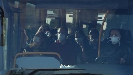 Le bus qui emmène les Français rapatriés de Chine quitte la base aérienne d'Istres, le 31 janvier 2020. (PASCAL GUYOT / AFP)