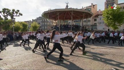 Des personnes dansent la carioca à Cannes (Alpes-Maritimes) le 16 mai 2019. (FRANCE 2)