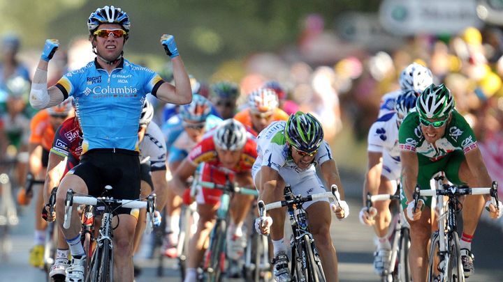 Mark Cavendish célèbre sa victoire sur la 13e étape du Tour de France, à Nimes, le 18 juillet 2008. (PASCAL PAVANI / AFP)