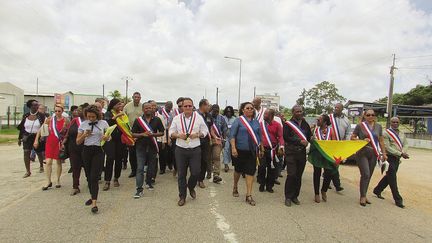 Marche des élus de Guyane le 25 mars 2017 à Kourou. (LAURENT MARIMOUTOU / MAXPPP)