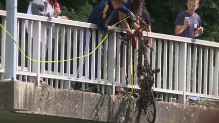 Le 13 Heures a enquêté sur une technique peu connue mais qui comporte son lot d'adeptes : la pêche à l'aimant. Ses pratiquants parlent d'un loisir écologique qui permet de nettoyer les cours d'eau. Problème : ce n'est pas sans risques. (CAPTURE ECRAN FRANCE 2)