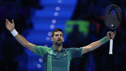 Le Serbe Novak Djokovic célèbre sa victoire contre l'Espagnol Carlos Alcaraz en demi-finale du Masters masculin, à Turin, le 18 novembre 2023. (ANTONIO CALANNI / AP)