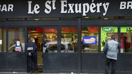 Des policiers surveillent l'entr&eacute;e du bar Le Saint Exup&eacute;ry &agrave; Orly (Val-de-Marne), o&ugrave; une fusillade s'est produite le 23 novembre 2012. (KENZO TRIBOUILLARD / AFP)