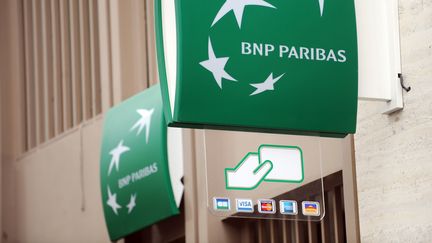 Une enseigne de la banque BNP-Paribas, le 12 septembre 2011 &agrave; Paris. (MICHEL GANGNE / AFP)