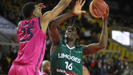 Jerry Boutsiele face au Strasbourgeois Yannis Morin lors du match de basket Elite entre Strasbourg et le CSP Limoges, le 12 octobre 2020.&nbsp; (JEAN-MARC LOOS / MAXPPP)