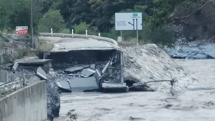 Les inondations causées par la tempête Alex ont détruit de nombreuses routes. (VALC / MAXPPP)