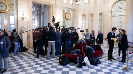 Des journalistes dans la salle des quatre colonnes à l'Assemblée nationale. (Illustration).&nbsp; (ALEXIS SCIARD  / MAXPPP)