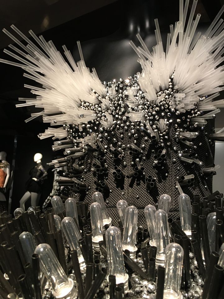 Détail d'un bustier en dentelle magnifiée par des pailles et des éprouvettes dans&nbsp;l'exposition "(Re)belles dentelles&nbsp;par On Aura Tout&nbsp;Vu"&nbsp;au musée des Broderies et Dentelles de Caudry, le 22 mars 2022 (CORINNE JEAMMET)