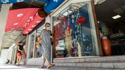 Des passantes masquées dans les rues de Papeete (Polynésie française), le 30 avril 2020 (illustration). (SULIANE FAVENNEC / AFP)