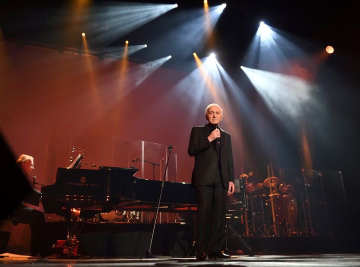 Charles Aznavour sur la scène de Bercy
 (Éric Feferberg / AFP)