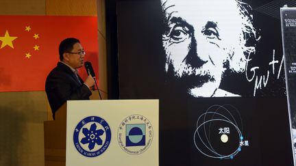 Un portrait d'Albert Einstein a été diffusé lors de la présentation de l'image du trou noir de la galaxie M87, le 11 avril 2019 à Shanghai (Chine), l'un des six sites où s'est déroulée la conférence de presse simultanée. (SUN ZIFA / IMAGINECHINA / AFP)