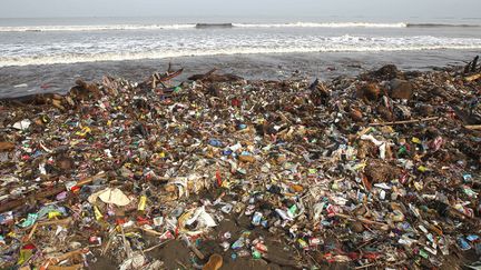 Une plage polluée à Sukabumi sur l'île de Java (Indonésie), le 5 mai 2016. (AFRIADI HIKMAL / MAXPPP)