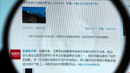 Les explications de Sina Weibo (la plateforme chinoise de microblogging) qui a mis fin &agrave; la possiblit&eacute; de commenter des messages, &agrave; Shangai (Chine), le 31 mai 2012. (BU DA SH / IMAGINECHINA / AFP)