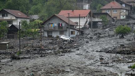 Eboulement&nbsp;apr&egrave;s des pluies diluviennes dans le village de Topcic Polje, pr&egrave;s de Zenica (Bosnie) le 15 mai 2014 (ELVIS BARUKCIC / AFP)