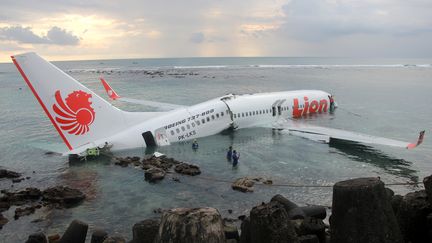 L'avion de la compagnie Lion Air qui a rat&eacute; son atterrissage, sans faire de bless&eacute;s, samedi 13 avril 2013 &agrave; Bali (Indon&eacute;sie). (INDONESIAN POLICE / AFP)