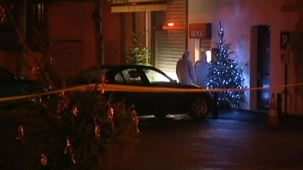 Des policiers enqu&ecirc;tent &agrave; S&eacute;zanne (Marne) apr&egrave;s qu'un bijoutier a tu&eacute; son braqueur, le 28 novembre 2013. ( FRANCE 2 / FRANCETV INFO)