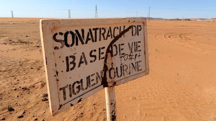 Un panneau de signalisation sur le site gazier d'In Amenas (Alg&eacute;rie), le 19 janvier 2013. (FAROUK BATICHE / AFP)