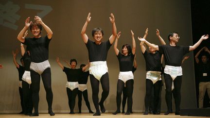 Des mannequins japonais saluent le public apr&egrave;s un d&eacute;fil&eacute; de couches pour adultes, le 25 septembre 2008.&nbsp; (DAVID GUTTENFELDER / AP / SIPA )