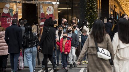 Des badauds portant un masque dans les rues de Paris, le 31 décembre 2021. (MAGALI COHEN / HANS LUCAS / AFP)