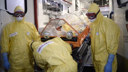 Une &eacute;quipe m&eacute;dicale lors d'un exercice de simulation pour faire face au virus Ebola, le 24 octobre 2014 &agrave; Paris. (STEPHANE DE SAKUTIN / AFP)