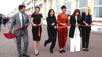 Virginie Ledoyen, Juliette Binoche, Loubna Abidar, Ariane Ascaride et Emmanuelle Béart inaugurent le Méridien de l'amour sur la promenade Marcel-Proust.
 (Bernard A. Brun)