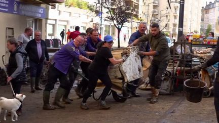 Dans la commune d’Annonay (Ardèche), des milliers d’habitants se sont réunis pour le nettoyage en répondant à l’appel du maire. (France 2)