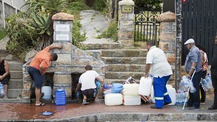 Scène de rationnement d'eau au Cap, en Afrique du Sud, en janvier 2018. (RODGER BOSCH / AFP)