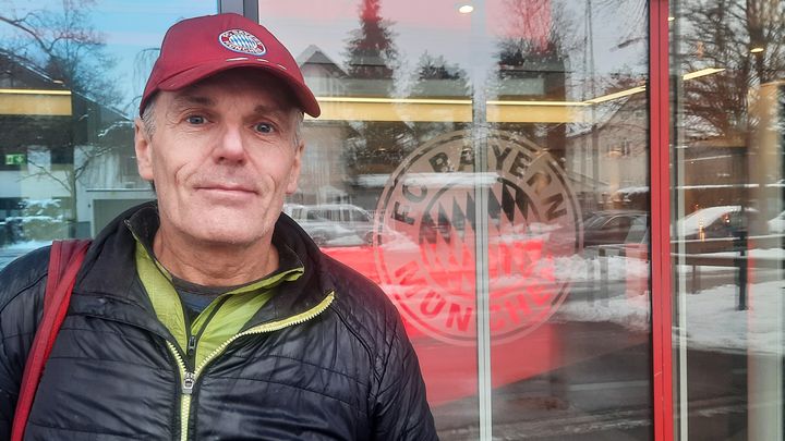 Hartmut, 61 ans, fan du "Kaiser" depuis la première heure, venu de Karlsruhe pour rendre hommage à celui qu’il appelle "la légende", devant le siège du Bayern Munich. (SEBASTIEN BAER / RADIOFRANCE)