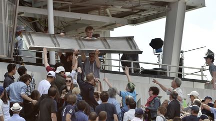 Roland-Garros : une plaque en métal tombe sur une tribune du court central