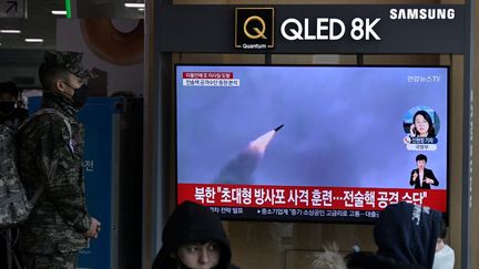 Le tir de missile balistique de la Corée du Nord, diffusé sur une télévision de Séoul (Corée du Sud), le 20 février 2023. (ANTHONY WALLACE / AFP)