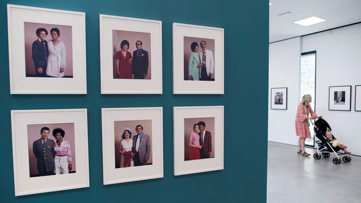 Portraits de New-Yorkais à l'exposition de la photographe Evelyn Hofer à Guigamp.&nbsp; (FRED TANNEAU / AFP)