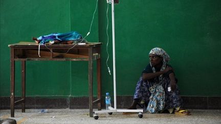 A l'hôpital de Mogadiscio, un enfant alimenté par sonde intraveineuse (AFP/ROBERTO SCHMIDT)