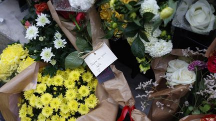 Des hommages rendus à Lola,&nbsp;l'adolescente de 12 ans retrouvée morte dans le 19e arrondissement de Paris, le 16 octobre 2022.&nbsp; (GEOFFROY VAN DER HASSELT / AFP)