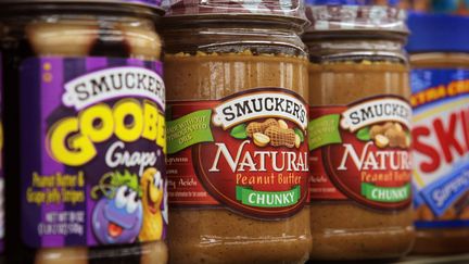 Des pots de beurre de cacahuète dans un magasin de Chicago (Illinois), le 12 octobre 2011. (SCOTT OLSON / GETTY IMAGES NORTH AMERICA / AFP)