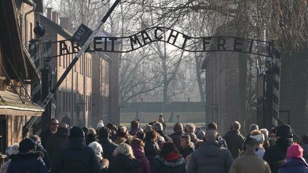 Des visiteurs à l'entrée du camp d'extermination d'Auschwitz, le 5 décembre 2019, à&nbsp;Oswiecim, en Pologne. (JANEK SKARZYNSKI / AFP)