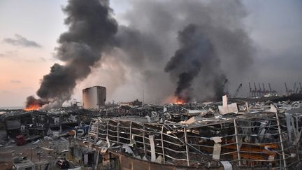 Le&nbsp;port de Beyrouth après l'explosion causée par du&nbsp;nitrate d'ammonium, au Liban, le 4 août 2020. (STR / AFP)