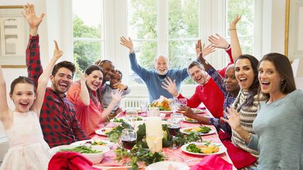 Noël, ses repas de famille, ses disputes inévitables.&nbsp; (CAIAIMAGE/ROBERT DALY / GETTY IMAGES)