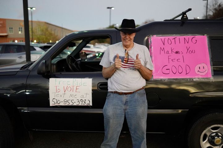 John, retraité de Wilkes-Barre (Pennsylvanie, Etats-Unis), a fait le taxi gratuitement pour des électeurs sans voiture le 5 novembre 2024. (PIERRE-LOUIS CARON / FRANCEINFO)