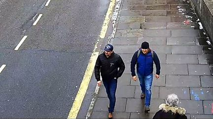 Les deux suspects, connus sous les noms d'Alexander Petrov et Rouslan Bochirov,&nbsp;ont été vus à proximité de la gare de Salisbury le 4 mars en fin de matinée. (SCOTLAND YARD / ANADOLU AGENCY / AFP)